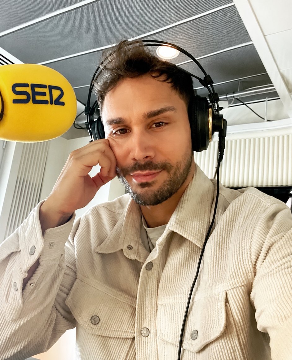 Carlos J. Pérez, locutor, en un estudio de radio de la Cadena SER