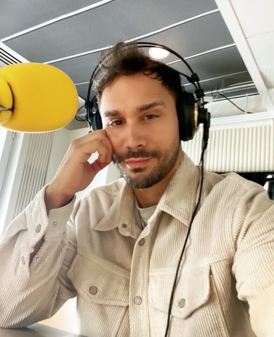 Carlos J. Pérez, locutor, en un estudio de radio de la Cadena SER
